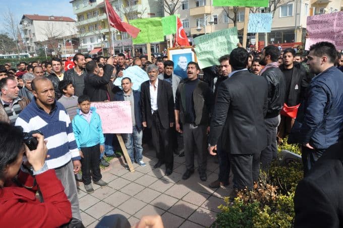 Romanlar Sapanca Belediye Başkanı'nı protesto etti!