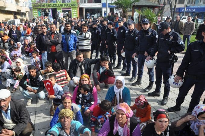 Romanlar Sapanca Belediye Başkanı'nı protesto etti!