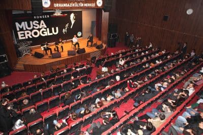 <font face="arial,helvetica,sans-serif" size="2">Konsere,  B&uuml;y&uuml;kşehir Belediye Başkanı Zeki To&ccedil;oğlu, Adapazarı Belediye Başkanı  S&uuml;leyman Dişli, B&uuml;y&uuml;kşehir Belediyesi genel sekreter yardımcıları Ayhan  Kardan ve Fatih Turan, AK Parti Adapazarı İl&ccedil;e Başkanı Mustafa Ak,  Sakarya Esnaf ve Sanatkarları Odaları Birliği (SESOB) Başkanı Hasan Aliş  ve vatandaşlar katıldı. <br /><br />Konsere yoğun ilgi g&ouml;steren  vatandaşlar, eserleri, Musa Eroğlu ile birlikte s&ouml;yledi. Konser  esnasında &ccedil;ok mutlu olduğunu dile getiren Eroğlu, şarkı aralarında  anılarını hayranları ile paylaştı. B&uuml;y&uuml;kşehir Belediye Başkanı Zeki  To&ccedil;oğlu, konser sonunda, Musa Eroğlu&rsquo;na teşekk&uuml;r ederek, kendisine  Sakarya motifli minyat&uuml;r &ccedil;alışması takdim etti. </font>