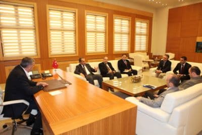 <font face="arial,helvetica,sans-serif" size="2">Aile ve Sosyal  Politikalar Bakanlığı Strateji Başkanı Do&ccedil;. Dr. Mustafa Can, Bakanlık  B&uuml;t&ccedil;e Şefi G&uuml;rsoy Sahnaoğlu, Aile ve Sosyal Politikalar Bakanlığı İl  M&uuml;d&uuml;r&uuml; Kerem Toprak B&uuml;y&uuml;kşehir Belediye Başkanı Zeki To&ccedil;oğlu&rsquo;nu ziyaret  etti. B&uuml;y&uuml;kşehir Belediyesi Genel Sekreter Yardımcıları Ayhan Kardan ve  Fatih Turan, Sağlık ve Sosyal Hizmetler Dairesi Başkanı Davut Y&uuml;ce ve  bakanlık ekibi ile bir toplantı ger&ccedil;ekleştiren Başkan To&ccedil;oğlu, &ldquo;İlgisi  ve destekleri i&ccedil;in Sayın Bakanımız Fatma Şahin&rsquo;e &ccedil;ok teşekk&uuml;r ediyorum.  Arkadaşlarımızla birlikte hızlı bir şekilde Sosyal Gelişim Projesi&rsquo;ni  tamamlayarak şehrimizin hizmetine sunmak istiyoruz&rdquo; ifadelerini  kullandı. Projenin detayları hakkında bilgi aldıklarını s&ouml;yleyen  bakanlık b&uuml;rokratları ise Sosyal Gelişim Merkezi projesini &ccedil;ok  beğendiklerini ve destek olacaklarını dile getirdi.</font>