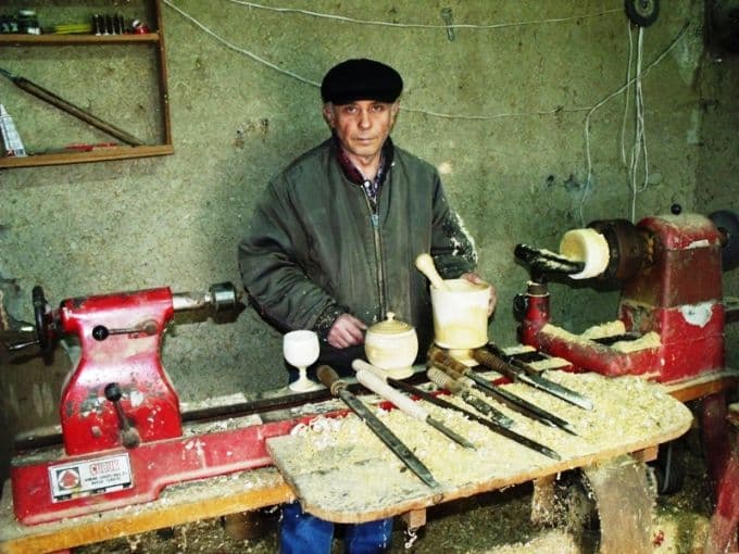45 yıldır ahşapa can veriyor