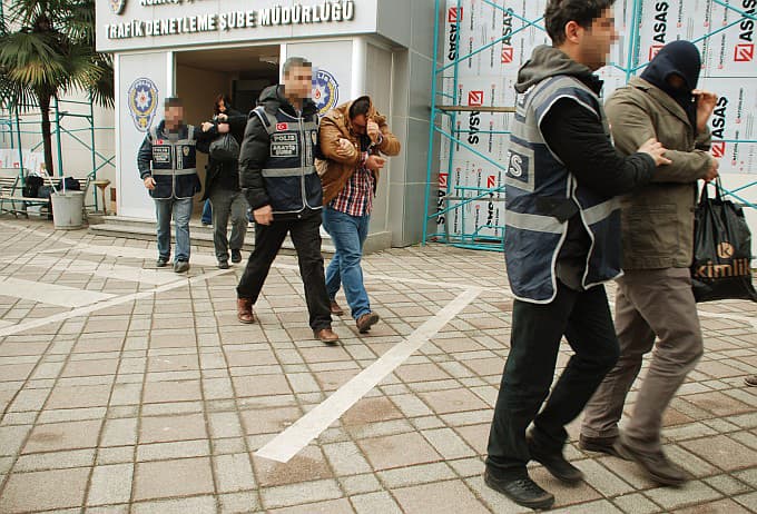 Polisi görünce ikinci kattan atladılar