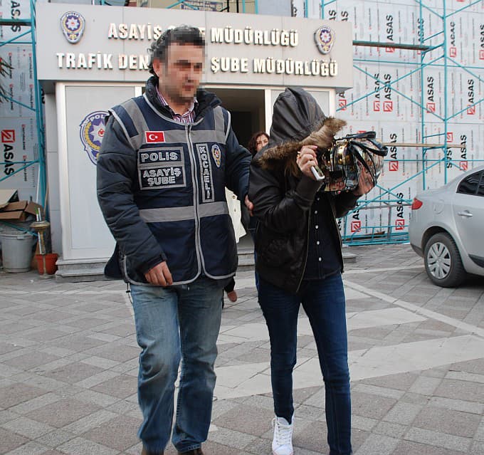 Polisi görünce ikinci kattan atladılar