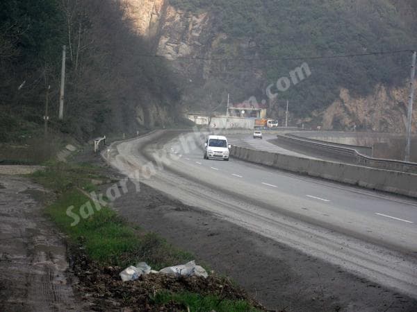 Karayolunda çamur tehlikesi