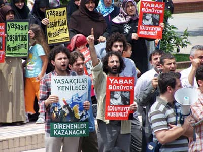 <font face="verdana,geneva" size="2">İptal kararının, askeri vesayet sisteminin yargı&ccedil;lar oligarşisi eliyle ger&ccedil;ekleştirdiği yeni bir darbe hamlesi olduğunun ifade edildiği a&ccedil;ıklamaya şu s&ouml;zlerle devam edildi: &quot;Bu saatten sonra hi&ccedil; kimse sorumluluklarını başka mercilere havale edip, ham hayallere ve boş umutlara kapılarak olumlu sonu&ccedil; almayı beklemesin! Baş&ouml;rt&uuml;s&uuml; sorunu, ancak yasağın muhataplarının y&uuml;r&uuml;teceği &ouml;rg&uuml;tl&uuml;, sabırlı, &ouml;zverili bir m&uuml;cadele s&uuml;reciyle &ccedil;&ouml;z&uuml;lebilir. İyi bilinmelidir ki; iptal kararı, askeri vesayet sisteminin yargı&ccedil;lar oligarşisi eliyle ger&ccedil;ekleştirdiği yeni bir darbe hamlesidir. Eşi baş&ouml;rt&uuml;l&uuml; cumhurbaşkanı se&ccedil;tirmemek i&ccedil;in alınan 367 kararı gibi yine 27 Nisan s&uuml;reci işlemiştir. Nitekim Genelkurmay'dan yapılan &uuml;st d&uuml;zey a&ccedil;ıklamalarda, yasak olumlu karşılanmış ve saygı g&ouml;sterilmesi şart koşulmuştur. &quot;<br /><br />Eylemde, &quot;Baş&ouml;rt&uuml;s&uuml; İslam'ın Emri M&uuml;sl&uuml;man Kadının Kimliğidir&quot; ve &quot;Tevhid Adalet &Ouml;zg&uuml;rl&uuml;k&quot; pankartlar ve &quot;İnancına &Ouml;rt&uuml;ne Kimliğine Sahip &Ccedil;ık&quot;,&quot;Baş&ouml;rt&uuml;m&uuml;z Kimliğimiz Vazge&ccedil;meyiz&quot;, &quot;Hukuk &Ouml;ld&uuml;; Toprağı Bol Olsun&quot;,&quot;Egemenlik Kayıtsız Şartsız Yargı&ccedil;larındır&quot;, &quot;Yargı No' ya Bastı; Her şeyi Duyduk&quot; ve &quot;Yaşasın K&uuml;resel İntifada&quot; yazılı d&ouml;vizler taşıyan platform mensupları eylem boyunca, &quot;Direniş Adalet &Ouml;zg&uuml;rl&uuml;k&quot;,&nbsp; &quot;Darbeciler Halka Hesap Verecek&quot;, &quot;Direne Direne Kazanacağız&quot; ve &quot;Yaşasın Baş&ouml;rt&uuml;s&uuml; İntifadası&quot; sloganlarını attılar.</font>