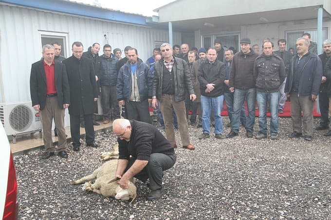 Mesaiye kurban keserek başladılar