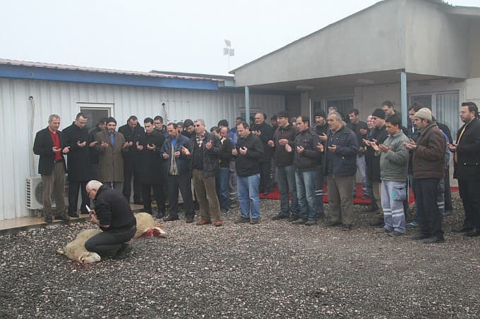 Mesaiye kurban keserek başladılar