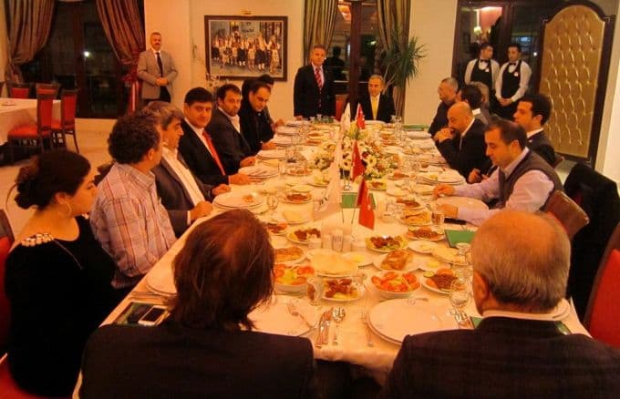 <font face="arial,helvetica,sans-serif" size="2">Y&ouml;netim Kurulu  faaliyetleri hakkında Vali Mustafa B&uuml;y&uuml;k&rsquo;e brifing veren Aydın Bahar,  ticaret hayatın en b&uuml;y&uuml;k sorunu arasında kayıt dışının olduğunu ifade  etti. Bahar; &ldquo;Kayıt dışının &ouml;nlenmesi adına daha etkin yaptırımların  hayata ge&ccedil;irilmesi gerekir. Bunun yanında ilimizin en b&uuml;y&uuml;k eksikliği  olan fuar alanı konusuna sizin &ouml;nc&uuml;l&uuml;ğ&uuml;n&uuml;zde başlatılacak olan &ccedil;alışmayı  sabırsızlıkla beklemekteyiz&rdquo; dedi.<br /><br />Bahar; ayrıca Vali Mustafa  B&uuml;y&uuml;k&rsquo;e işadamlarının taleplerini aktararak, sorunların &ccedil;&ouml;z&uuml;m&uuml; noktasına  işbirliğine hazır olduklarını bildirdi.<br /><br />SASİAD&rsquo;ın &ccedil;alışmalarını  dikkatle takip ettiklerini s&ouml;yleyen Vali B&uuml;y&uuml;k ise, sivil toplum  kuruluşları nezdinde her kesimi dinleyerek izlemeye &ccedil;alıştıklarını  s&ouml;yledi. B&uuml;y&uuml;k, SASİAD&rsquo;ın fuar alanı konusundaki ısrarlı talebi hakkında  konuşarak; &ldquo;&Ccedil;ok kapsamlı k&uuml;lt&uuml;rden, sanata, spordan konsere kadar her  alanda değerlendirilebilecek bir merkezin yapılması şehre &ccedil;ok faydalı  olacaktır. Bu şekilde bir planlama olması fuar merkezinin 365 g&uuml;n  kullanılabilirliğini sağlar&rdquo; dedi<font size="2">.</font></font>