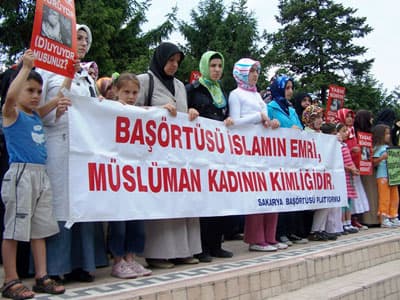 143. Başörtüsü Eylemi