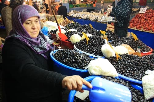 Yaşlı kadın hırsıza seslendi: Borçlarım var!