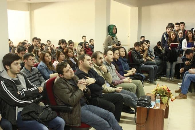 SAÜ'lü öğrenciler hocalarından destek istedi