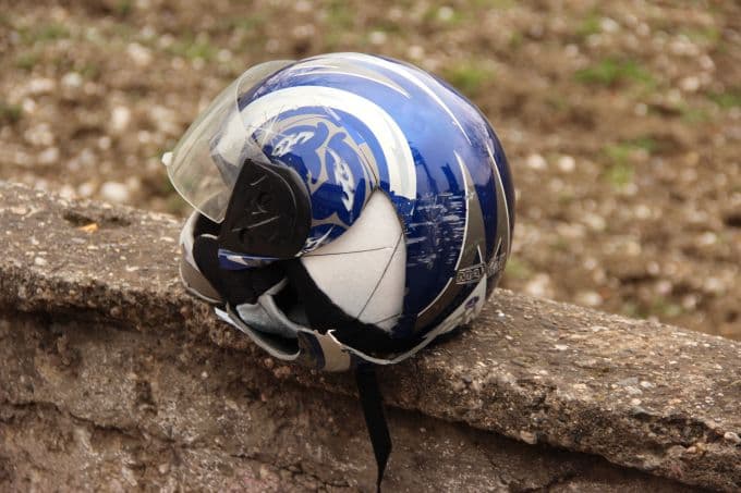 Taktığı kask hayatını kurtardı