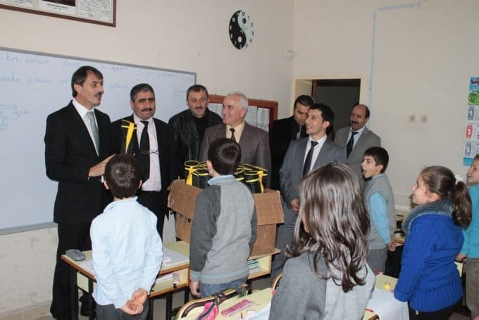 400 satranç kulübü öğrencisine hediye verildi
