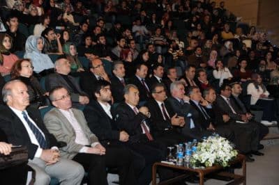 <font face="arial,helvetica,sans-serif" size="2"><font size="3"><strong>&quot;Sisteme İlk Başkaldıran Şair&quot;</strong></font><br /><br />Necip  Fazıl Kısak&uuml;rek&rsquo;in mevcut d&uuml;zene karşı ortaya &ccedil;ıkışından bahseden Yazar  Metin &Ccedil;etin, &ldquo;B&uuml;y&uuml;k şair Necip Fazıl Kısak&uuml;rek İslami bir başkaldırışla  m&uuml;cadelesine başlayan ilk şairdir&rdquo; diyerek d&ouml;nemin şartlarına boyun  eğmediğini ve bu konuda taviz vermediğinin altını &ccedil;izdi. Siyasi  hayatının, şiirlerinin ve manevi arayışlarının hep problemli olduğunu  belirten &Ccedil;etin, yakın &ccedil;evresi tarafından dahi tam olarak anlaşılamayan  bir şair olan Necip Fazıl&rsquo;ın &ouml;mr&uuml;n&uuml; herkese karşı m&uuml;cadeleyle  ge&ccedil;irdiğini bilmenin şairi anlamakta b&uuml;y&uuml;k yarar sağlayacağını s&ouml;yledi.<br /><font size="3"><strong><br />&quot;Edebiyat&ccedil;ılara &Ouml;nc&uuml; Oldu&quot;</strong></font><br /><br />Necip  Fazıl Kısak&uuml;rek&rsquo;in aktif şairliği boyunca bir&ccedil;ok edebiyat&ccedil;ı ve şairi  etkilediğini anlatan Do&ccedil;. Dr. Yılmaz Daşcıoğlu, &ldquo;Necip Fazıl &ouml;yle b&uuml;y&uuml;k  bir şairdir ki, yaşadığı d&ouml;nemde sadece şairleri değil, edebiyat&ccedil;ıları  dahi kendisine hayran bırakmıştır. 1920-1940 yılları arasına Necip Fazıl  d&ouml;nemi desek kimseye haksızlık etmiş olmayız. M&uuml;cadelenin adeta simgesi  olan b&uuml;y&uuml;k şairimiz, şiire yeni başlayanları değil sadece, kendisine  bir yol &ccedil;izmiş olanları bile etkilemiştir&rdquo; diye konuştu.<br /></font>