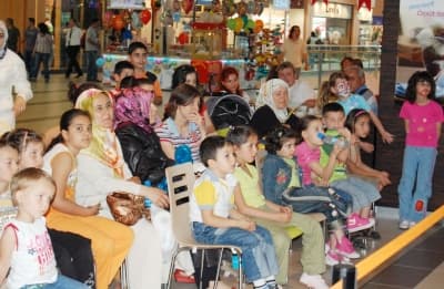 <p><font face="verdana,geneva"><font size="2"><strong>OYUNUN TEMASI<br /><br /></strong></font><font size="2">Yaklaşık 60 dakika s&uuml;ren tek perdeli sahnelenen oyunu, <font color="#ff0000">Ada AVM&rsquo;</font>ye ailesiyle gelen &ccedil;ok sayıda &ccedil;ocuk izlerken, oyunda temizliğe dikkat etmek, sağlıklı olmak ve yalancılık teması &uuml;zerinde duruldu. İstanbul Bah&ccedil;elievler K&uuml;lt&uuml;r Merkezi&rsquo;nde yerleşik d&uuml;zenle sahnelenen ''Şirinler'' adlı oyun Haziran ayı boyunca <strong>her Cumartesi Ada AVM&rsquo;de</strong> sergilenecek.</font></font></p>