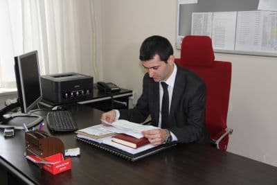 <font face="arial,helvetica,sans-serif" size="2">2012 yılında 49 bin  780 vakaya hizmet veren Sakarya 112 İl Ambulans Servisi son 6 ayda  gelen 580 Bin &Ccedil;ağrıdan yalnızca 23 Bin 500&rsquo;&uuml;ne hizmet verirken geri  kalan asılsız &ccedil;ağrılarla ilgili olarak da yasal işlem s&uuml;reci başlatıldı.  Asılsız &ccedil;ağrıların ihtiya&ccedil; sahiplerine ulaşmayı g&uuml;&ccedil;leştirdiğini  belirten Dr. Semih Yıldırım, &quot;Ortalama olarak komuta kontrol merkezimize  gelen &ccedil;ağrıların y&uuml;zde 90&rsquo;ını asılsız &ccedil;ağrılar oluşturmakta. Bu asılsız  &ccedil;ağrılar bizim işleyişimizi zora sokarken ger&ccedil;ekten acil yardıma  ihtiyacı olan hastalara ulaşımımızı zorlaştırmakta. &Ouml;zellikle  vatandaşlarımız bu konuda ger&ccedil;ekten hassasiyet g&ouml;stermeli. Telefonları  ve ambulanslarımızı gereksiz meşgul edenler ger&ccedil;ekten ihtiyacı olan bir  insanın hayatı ile oynuyor demektir&quot; ifadelerini kullandı.</font>