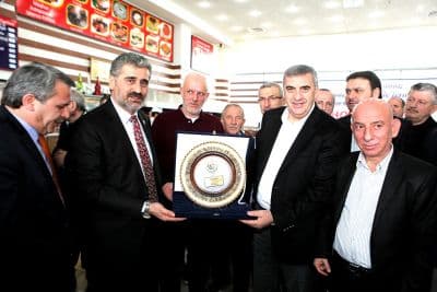<font face="arial,helvetica,sans-serif" size="2">Buluşmanın sonunda Başkan  To&ccedil;oğlu, Terminal İşletme M&uuml;d&uuml;r&uuml; Abdurrahman Yıldız ile alan i&ccedil;erisinde  yapılan &ccedil;alışmaları inceledi. Esnafları tek tek ziyaret eden Başkan  To&ccedil;oğlu, hayırlı işler diledi. Yeni binasına taşınan Sakarya VİB Turizmi  ziyaretinde ise Sakarya VİB Turizm Başkanı Seyhan Azder&rsquo;e hayırlı olsun  dileklerini ileten B&uuml;y&uuml;kşehir Belediye Başkanı Zeki To&ccedil;oğlu&rsquo;na Sakarya  &Ouml;zcanlar Yolcu Taşımacılığı sahibi ve Sakarya Otob&uuml;s İşletmeleri ve  Esnafları Derneği Başkan Yardımcısı Fikri Cengiz plaket takdim etti.  Sakarya Otob&uuml;s İşletmeleri ve Esnaflar Derneği&rsquo;ni de ziyaret eden Başkan  To&ccedil;oğlu, konferans salonunda B&uuml;y&uuml;kşehir Terminali&rsquo;nde yapılan  yeniliklerin anlatıldığı sunumu izledi ve ger&ccedil;ekleştirilen &ccedil;alışmalar  i&ccedil;in B&uuml;y&uuml;kşehir Belediyesi Terminal İşletme M&uuml;d&uuml;r&uuml; Abdurrahman Yıldız&rsquo;ı  tebrik etti.</font>