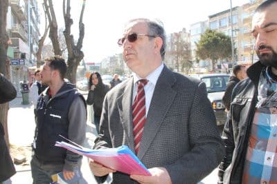 <font face="arial,helvetica,sans-serif" size="2">Yıldızhan, yurtlarının  Milli Eğitim Bakanlığı&rsquo;ndan ruhsatlı olduğunu belirterek, &quot;Bu konuda  Bakanlığımızın 2010 yılında yayınladığı Resmi Gazete'deki &ouml;zel yurtlar  kapsamında a&ccedil;ılmış bir yurduz. Bu kanunun 5&rsquo;inci maddesine g&ouml;re  yurtların a&ccedil;ılıp kapanması bakanlığa bağlıdır. Kapanacak olan  yurtlarının durumunun da valilik&ccedil;e belirleneceğini s&ouml;yler. Şuanlık  kapatma s&ouml;z konusu değil. Gerekli mercilerle konuşuldu. Sakarya Valisi  Mustafa B&uuml;y&uuml;k&rsquo;e bilgiler aktarıldı. Belediyemizin bu isteğine karşı dava  a&ccedil;tık. Davamız şu anda g&ouml;r&uuml;ş&uuml;lmekte. Yasal bir uygulama değil. Burada  Bakanlığ'ın itibarı s&ouml;z konusudur. Bunun sorumluluğu valiliğindir.  Belediyenin değil&quot; dedi.<br /><br />Yurtta kalan &ouml;ğrencilerden biri olan  Sevgi &Ouml;zşeker ise, yurdu tercih etmelerindeki en &ouml;nemli nedenlerinden  birinin Milli Eğitim Bakanlığı&rsquo;ndan onaylı olması olduğunu belirterek;  &quot;Yurdumuzun kapatılmasını istemiyoruz. Gerek eğitim olarak gerekse  hizmet olarak yurdumuzdan memnunuz&quot; şeklinde konuştu.<br /></font>