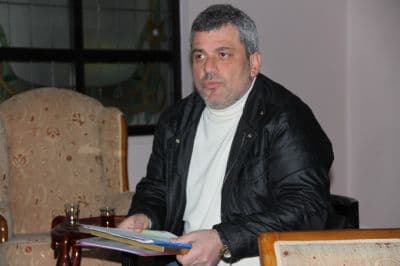 <font face="arial,helvetica,sans-serif" size="2">Konuyla ilgili a&ccedil;ıklama yapan Yurtbir Sakarya Şube Başkanı Yaşar Kaba ise, &quot;Biz Bir aileyiz. Bir sorun varsa i&ccedil;imizde &ccedil;&ouml;zeriz. Gerekli makamlara gerekli bilgiler gitti. Geri &ccedil;ekilmeler başlandı. &Ouml;nce Milli Eğitim bizi denetler. Denetlendikten sonra sorun &ccedil;ıkmamışsa valilik a&ccedil;abilir imzası atar. Yani biz Bakanlık tarafından, Valilik tarafından a&ccedil;ılmış oluruz. Bizi ancak Bakanlık ve Valilik kapatabilir. &Ouml;ğrencinin barındığı bir yerde bir otob&uuml;s &Ccedil;evik Kuvvet&rsquo;in olması insanların kafasında k&ouml;t&uuml; imaj oluşturmaz mı? Yurtlarla ilgili yasada &ccedil;ıkan maddenin &ouml;zetini size s&ouml;yleyeyim, biz Bakanlık tarafından a&ccedil;ılırız, Milli Eğitime bağlıyızdır. Bizi denetleyen kurumlar Milli Eğitim Bakanlığı, Sağlık Bakanlığı, Maliye Bakanlığı tarafından denetleniyoruz zaten. Bizi belediye denetleyemez. Valimiz ile konu g&ouml;r&uuml;ş&uuml;ld&uuml;. Yargıtay halletsin dedi. Y&uuml;r&uuml;tme durdurulması iki g&uuml;nde olacak iş değildir. Bazı onaylardan ge&ccedil;ecek. Belediye sadece aracı kurumdur. Bunun tam &ccedil;&ouml;z&uuml;m&uuml; olan yargı s&uuml;reci başladı. Biz barındırdığımız &ouml;ğrenciyi sokağa atamıyoruz. Bizim barındırdığımız &ouml;ğrencinin yurdu kapanmışsa, Valilik bu &ouml;ğrencilere yer bulması gerekir. Sokağa atamayız&quot; dedi.<br /><br />Yapılan g&ouml;r&uuml;şmelerin ardından y&uuml;r&uuml;tmesi durdurulan kapatma kararı ile ilgili olarak son s&ouml;z&uuml; mahkeme s&ouml;yleyecek.</font>