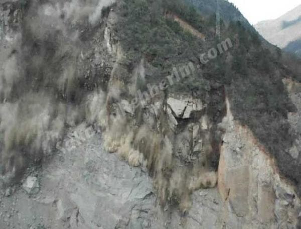 Geyve'deki taş ocağında deprem gibi görüntüler