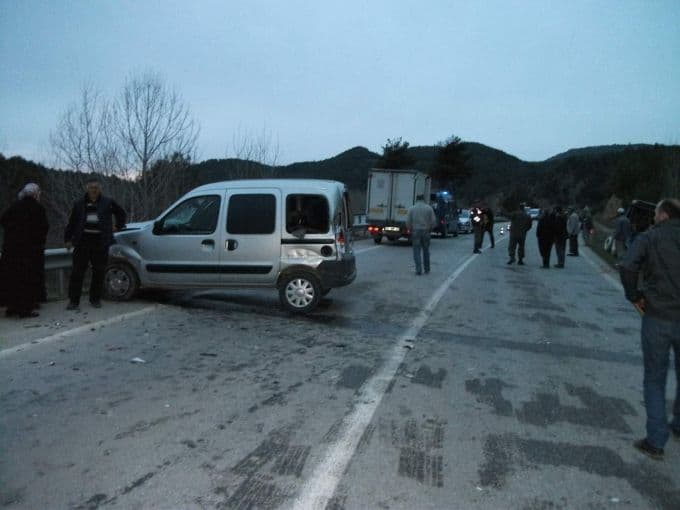 Kamyon önce traktöre sonra otomobile çarptı