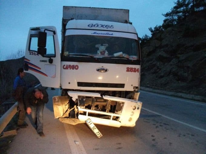 Kamyon önce traktöre sonra otomobile çarptı