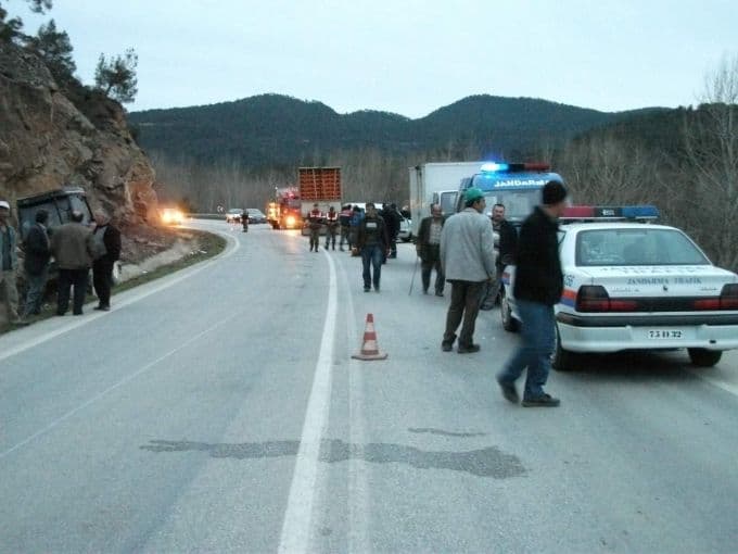 Kamyon önce traktöre sonra otomobile çarptı