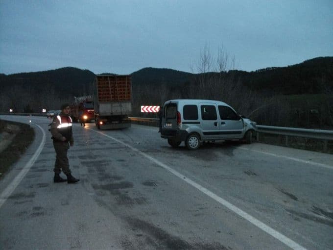 Kamyon önce traktöre sonra otomobile çarptı