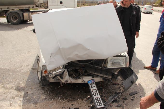 Akyazı gişelerinde tır otomobile çarptı