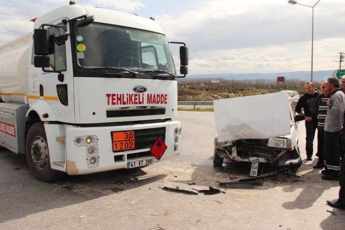 Akyazı gişelerinde tır otomobile çarptı