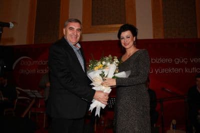 <font face="arial,helvetica,sans-serif" size="2">Sakarya B&uuml;y&uuml;kşehir  Belediyesi olarak şehre faydalı hizmetler verebilmek i&ccedil;in gayretli  &ccedil;alışmalar ger&ccedil;ekleştirdiklerini dile getiren Başkan Zeki To&ccedil;oğlu,  &ldquo;Şehrimize hizmet etmenin mutluluğunu yaşıyoruz. Vatandaşlarımız  B&uuml;y&uuml;kşehir ailesinin hizmetlerinden son derece memnunlar. Bunu hep  birlikte başardık. Her zaman s&ouml;yl&uuml;yoruz, kadın hayatın mimarıdır. Kadına  değer veren bir medeniyetin mensuplarıyız. T&uuml;m kadınların D&uuml;nya  Kadınlar G&uuml;n&uuml;&rsquo;n&uuml; kutluyorum&rdquo; ifadelerini kullandı.<br /><br />Başkan Zeki To&ccedil;oğlu konuşmasının ardından eşi G&ouml;n&uuml;l Hanım ile masaları tek tek dolaşarak kadınlara karanfil takdim etti.<br /><br />Gece  daha sonra sanat&ccedil;ı Eda Karaytuğ ve &uuml;nl&uuml; kanun virt&uuml;&ouml;z&uuml; G&ouml;ksel  Baktagir&rsquo;in verdiği konser ile devam etti. Sanat&ccedil;ılar birbirinden g&uuml;zel  eserleri kadınlar i&ccedil;in s&ouml;yledi. Başkan To&ccedil;oğlu, sanat&ccedil;ılara teşekk&uuml;r  ederek &ccedil;i&ccedil;ek takdim etti.</font>