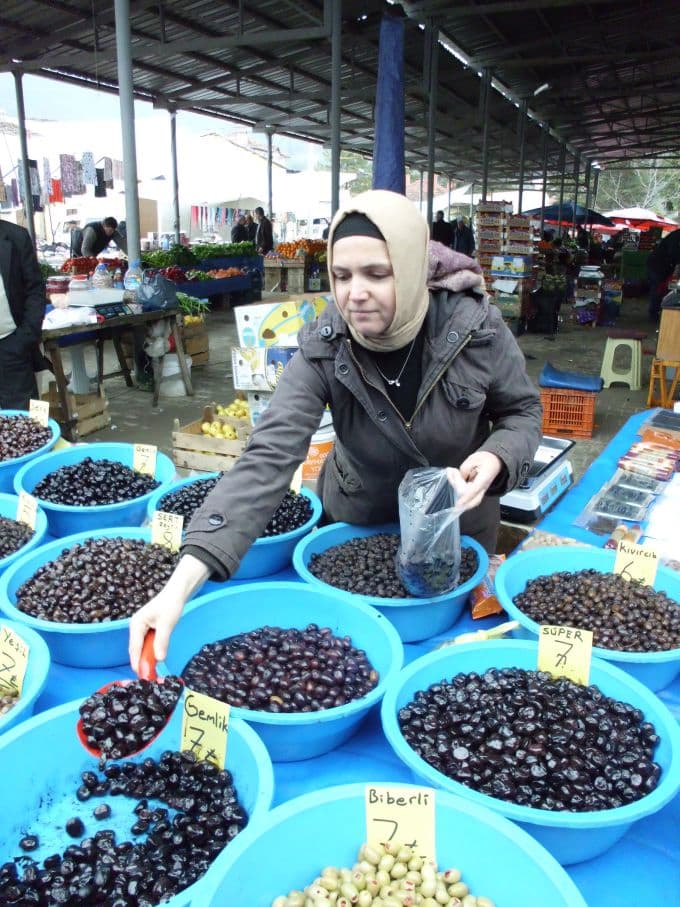 Kadınlar Günü'nde de tezgahının başında