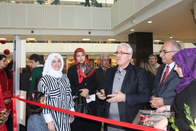 Iraklı kadından resim sergisi