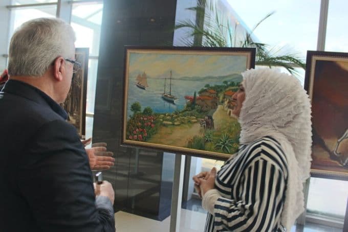Iraklı kadından resim sergisi