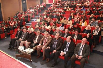 <div><font face="arial, helvetica, sans-serif" size="2">T&uuml;rkiye g&uuml;ndemini değerlendiren Ali Bula&ccedil;, &ldquo;Yukarıdan denize baktığınız zaman denizin i&ccedil;inde bir gemi ve &uuml;zerinde T&uuml;rkiye yazıyor. Geminin rotası doğru, varması gerektiği hedefe doğru ilerliyor. Ama geminin i&ccedil;inde, g&uuml;vertesine, kaptan k&ouml;şk&uuml;nde inanılmaz bir kavga ve &ccedil;atışma var. T&uuml;rkiye dediğimiz zaman, hangisinden bahsettiğimiz &ccedil;ok &ouml;nemli. Acaba AB s&uuml;recini takip etmekte olan bir T&uuml;rkiye mi? İslam D&uuml;nyası&rsquo;nın bir par&ccedil;ası olan bir T&uuml;rkiye mi? Ortadoğu &uuml;lkesi olan T&uuml;rkiye mi? Bunlar tek tek ele alındığı zaman bir tercih noktasına geldi T&uuml;rkiye. Millet tarihlerinde 50 yıllık, 100 yıllık s&uuml;re&ccedil; bizde 5 yıla sıkışıp kaldı. Hızlı d&uuml;ş&uuml;n&uuml;p hızlı karar vermek icap eder. Uluslararası ilişkiler hızlanıyor. Ekonomimiz k&uuml;resel ekonomiye a&ccedil;ık ve entegre olmayı benimsemişiz. Bu muhafazak&acirc;r kesimlerin başarabileceği bir s&uuml;re&ccedil;tir. Enerji bu &ccedil;evrelerde birikmiş. Zaten T&uuml;rkiye&rsquo;nin iktisadi bakımdan temel sorunu bu &ccedil;evrede biriken enerjiyi merkeze &ccedil;ekmektir. Diğerleri bunu taşıyamıyor ama muhafazakar kesim kolayca başardı. Burada iktisadi ve dini hareket bir araya getirildi. Bundan &ouml;nce sadece Sel&ccedil;uklular zamanında g&ouml;r&uuml;lm&uuml;şt&uuml;r&rdquo; şeklinde konuştu.</font></div>
