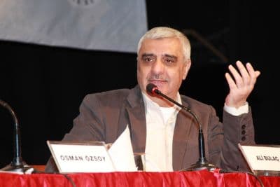 <font face="arial, helvetica, sans-serif" size="2">Gazeteci yazar Ali Bula&ccedil; konuşmasının son b&ouml;l&uuml;m&uuml;nde ise Prof. Dr. Osman &Ouml;zsoy&rsquo;un &quot;Kıblemizi ne zaman şaşırdık?&quot; sorusunu cevaplarken, &ldquo;Bu s&uuml;re&ccedil; 19. y&uuml;zyılda başladı. Bunun da sebebi Osmanlı&rsquo;nın bir noktadan sonra kemale erdiğine ilişkin kanaat getirmesidir. Yery&uuml;z&uuml;nde kemalatın sınırı yok. Kemale erdim diyen kişi performans kaybetmeye başlamıştır, enerji t&uuml;kenmiş demektir. Tarih yokuşludur, iner ve &ccedil;ıkar. Osmanlı g&uuml;&ccedil; kaybına uğradığının farkına varamadı. Kemale erdim demesi kibir getirdi beraberinde. Avrupa&rsquo;daki değişimi takip edemedi. Sermaye ve stat&uuml;, kullanma bi&ccedil;imimiz bizim en b&uuml;y&uuml;k sınavımızdır. Bunu başarabilirsek &ouml;n&uuml;m&uuml;zdeki d&ouml;nemlerde bu tecr&uuml;bemizi Ortadoğu&rsquo;daki M&uuml;sl&uuml;manlara da sunabiliriz Bizim en b&uuml;y&uuml;k farkımız sermaye ve stat&uuml; karşısında ilkelerimizden taviz vermememizdir. Biz hesap g&uuml;n&uuml;ne inanıyoruz. Biz, biz olmaktan &ccedil;ıkarak, kapitalist gibi kazanıp akşam da M&uuml;sl&uuml;man gibi hareket eder, şizofren bir duruma d&uuml;şersek bu sınavı kaybettiğimiz anlamına gelir. Bu acı meyveyi yedik, ila&ccedil; aldık ve yan tesirlerini g&ouml;stermeye başladı. Farkına vardık, belki bu tecr&uuml;benin de yaşanması gerekirdi. İnsanoğlu, illa yaşamak ve tecr&uuml;be etmek ister. İyi sonu&ccedil; &ccedil;ıkarmak, iyi analiz etmek ve yeni bir yol haritası &ccedil;izmek gerekir&rdquo; ifadelerini kullandı.</font>&nbsp;