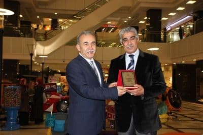 <div><font face="arial, helvetica, sans-serif" size="2">A&ccedil;ılış konuşmasını ger&ccedil;ekleştiren Sakarya Tabipler Odası Başkanı G&ouml;khan Gedikli; &ldquo;Temel talebimiz hekimlik sanatını i&ccedil;inde bulunduğumuz toplumun hizmetine sunmak ve bunu yaparken de sağlığımızdan, iş g&uuml;venliğimizden vazge&ccedil;meden &ccedil;alışmak, gelecek kaygısı duymaksızın yaşamaktır. Hekimlere y&ouml;nelik şiddet kaygı verici boyutlardadır&rsquo;&rsquo; dedi.</font></div><div><font face="arial, helvetica, sans-serif" size="2"><br /></font></div><div><font face="arial, helvetica, sans-serif" size="2">Sakarya İl Sağlık M&uuml;d&uuml;r&uuml; Murat Alemdar ise; &ldquo;365 g&uuml;n 24 saat kesintisiz hizmet sunan sağlık &ccedil;alışanlarımızın sorunlarını konuştuğumuz ve onlara verdiğimiz veya vermemiz gereken değeri anımsadığımız yeg&acirc;ne g&uuml;n 14 Mart&rsquo;tır. Bu yıl yeni kurulan Kurumlarımız ve eskiden beri hizmet veren meslek &ouml;rg&uuml;tlerimizin bu g&uuml;n&uuml; t&uuml;m haftaya yayan bir program ile halkımız ile &ccedil;alışanlarımız arasında daha iyi bir iletişim kurabilmeyi hedeflediler&rsquo;&rsquo; diye konuştu.</font></div>