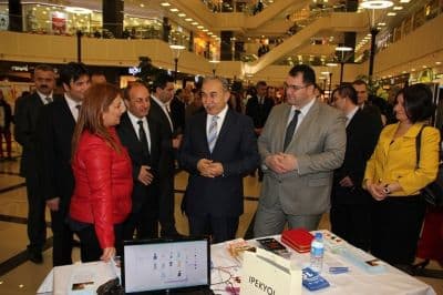 <div><font face="arial, helvetica, sans-serif" size="2">Vali Mustafa B&uuml;y&uuml;k ise yaptığı konuşmasında; &lsquo;&lsquo;Tıp Bayramı Haftasını kutluyorum. Sağlık &ccedil;alışanlarımıza, hekimlerimize şimdiye kadar verdikleri ve verecekleri hizmetlerden dolayı teşekk&uuml;r ediyorum. Bu hafta vesilesiyle ortaya konulacak faaliyetler ile hekimlerimizin de insan olduğu ve onların da ihtiya&ccedil;ları olduğunun, toplumun diğer kesimleri tarafından da algılanmasını sağlayacaktır&rdquo; dedi.</font></div><div><font face="arial, helvetica, sans-serif" size="2"><br /></font></div><div><font face="arial, helvetica, sans-serif" size="2">Konuşmasının ardından Vali Mustafa B&uuml;y&uuml;k Sağlık Bakanlığı tarafından Sakarya&rsquo;da yılın doktoru se&ccedil;ilen Aile Hekimi Dr. Mehmet Şahin G&uuml;&ccedil;el&rsquo;e plaket takdim etti. Plaket t&ouml;reninin ardından Semazen g&ouml;sterileri t&ouml;rene katılanlar tarafından beğeniyle izlendi.</font></div>