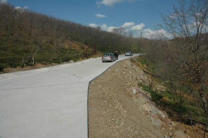 Heyelanda bozulan 110 metrelik yola beton asfalt