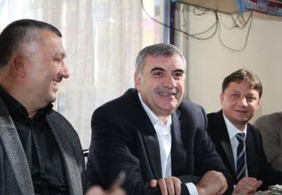 <div><font face="arial, helvetica, sans-serif" size="2">Vatandaşlarla sık sık bir araya geldiklerini belirten Başkan Zeki To&ccedil;oğlu, &ldquo;Sakarya B&uuml;y&uuml;kşehir Belediyesi olarak hizmet standardını y&uuml;kseltiyor, b&uuml;y&uuml;k bir gayretle &ccedil;alışmalarımıza devam ediyoruz. Hemşerilerimizle sık sık bir araya geliyor, onların taleplerini dikkate alarak &ccedil;alışmalarımıza y&ouml;n veriyoruz. Belediyelerimiz artık hizmetlerini tartışıyor, daha iyisi i&ccedil;in birbirleri ile yarışıyor. Şehrimizde birbirinden &ouml;nemli &ccedil;alışmalara imza attık. Depremin izlerini tamamen siliyoruz, şehir merkezimiz bambaşka bir g&ouml;r&uuml;n&uuml;me kavuştu. İ&ccedil;mesuyu ve kanalizasyon yatırımlarımız s&uuml;r&uuml;yor. 22 Mart&rsquo;ta en son teknolojiyle yeni arıtma tesisimiz faaliyete ge&ccedil;ecek. Şehrimizin i&ccedil;mesuyu geleceğini garanti altına alıyoruz. Toplam 6 arıtma tesisimiz ve Hidroelektrik Santralimiz &ccedil;ok yakında faaliyete ge&ccedil;ecek. Bu yatırımlar şehrimiz i&ccedil;in &ouml;nemli kazan&ccedil; sağlayacak. Sakarya Nehri&rsquo;ni şehrimizle buluşturuyor, Sakarya Park&rsquo;ın ihalesini 15 Mart&rsquo;ta ger&ccedil;ekleştiriyoruz. Ofis Sanat Merkezi ve Sanat Galerimiz &ccedil;ok yakında hizmete girecek. &Ccedil;ok daha g&uuml;zel bir Sakarya i&ccedil;in &ccedil;alışmalarımıza devam edeceğiz&rdquo; ifadelerini kullandı.</font></div><div><font face="arial, helvetica, sans-serif" size="2"><br /></font></div><div><font face="arial, helvetica, sans-serif" size="2">Hızırtepe Mahallesi Muhtarı Bedri Arslan ve Sakarya Ağasar Şalpazarılılar Derneği Başkanı Yakup Taşkın kendilerini ziyaret ederek şik&acirc;yet ve taleplerini dinleyen Başkan Zeki To&ccedil;oğlu&rsquo;na teşekk&uuml;r etti. Cemil Ergin; &ldquo;Sayın Başkanımız bizleri hi&ccedil;bir zaman kırmıyor, isteklerimizi ger&ccedil;ekleştiriyor. Kendisine &ccedil;ok teşekk&uuml;r ediyor, hayırlı hizmetlerinin devamını diliyorum&rdquo; şeklinde konuştu.</font></div>