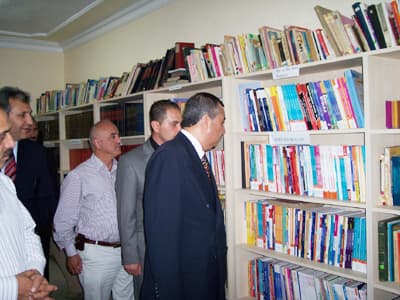 <font face="verdana,geneva" size="2">Okul Aile Birliği Başkanı Numan Beşer ise, ama&ccedil;larının geleneksel hale gelen bu programların daha iyisini yapmak olduğunu ifade ederek, &quot;<font color="#cc0000">K&ouml;y&uuml;m&uuml;ze yakışır bir eğitim ve &ouml;ğretim hedefliyoruz. Bunu da başardığımıza inanıyorum. Bu başarıya&nbsp;katkıda bulunan t&uuml;m k&ouml;y halkına teşekk&uuml;r ediyorum</font>&quot; diye konuştu.</font> <p><br /><font face="verdana,geneva" size="2">Etkinlikte son konuşmayı yapan Sakarya Valisi H&uuml;seyin Atak da, il genelinde eğitim kalitesinin s&uuml;rekli arttığını belirterek, &quot;<font color="#cc0000">Sakarya, eğitimdeki hedefini daha da ileriye taşıyor. Bu hedeflere devlet-millet işbirliği ile fiziki mekanların yanı sıra değerli &ouml;ğretmenlerimizle ulaşacağız</font>&quot; dedi.<br />Konuşmaların ardından okulun en başarılı &ouml;ğrencileri Mahmut Beşir, Hicret Başer, Berat Saygı, Abdullah &Ccedil;akır ve Rehyan Beşir isimli &ouml;ğrencilere bilgisayar hediye edildi.</font></p><p><br /><font face="verdana,geneva" size="2">Ardından ise Topağa&ccedil; K&ouml;y&uuml; muhtarlığı ile Okul Aile Birliği tarafından eski okul binasının onarılması ile oluşturulan k&uuml;t&uuml;phanenin a&ccedil;ılışı yapıldı.</font></p>