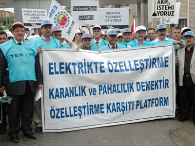 <font face="verdana,geneva" size="2">Kayıp ka&ccedil;ak oranının en d&uuml;ş&uuml;k olduğu b&ouml;lgelerdeki elektrik dağıtım şirketlerinin &ouml;zelleştirilmesine bir anlam veremediklerini ifade eden Doğrusever, s&ouml;zlerini ş&ouml;yle tamamladı: <font color="#cc0000">&quot;Tes-İş T&uuml;rkiye'yi aydınlattığı gibi karanlıkta bırakma g&uuml;c&uuml;ne de sahiptir. Gelinen noktada Tes-İş bir g&uuml;n şalter indirecekse, bunu ne eriyen &uuml;cretleri, ne de &ccedil;alışma hayatının g&uuml;n ge&ccedil;tik&ccedil;e bozulan koşulları i&ccedil;in yapacaktır. Tes-İş şalteri indirirse sadece &uuml;lkemizin menfaati i&ccedil;in indirecektir.&quot;<br /></font>Basın a&ccedil;ıklamasının ardından grup sessizce dağıldı.</font> 
