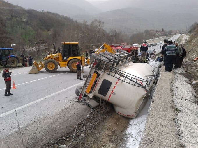 Devrilen TIR'ın içerisinde sıkıştı!