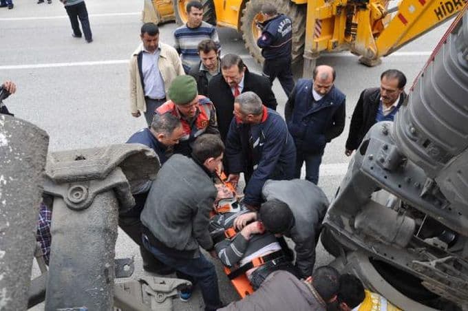 Devrilen TIR'ın içerisinde sıkıştı!