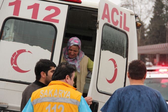Akyazı'da ambulans kaza yaptı