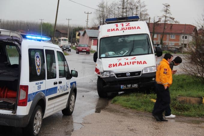 Akyazı'da ambulans kaza yaptı