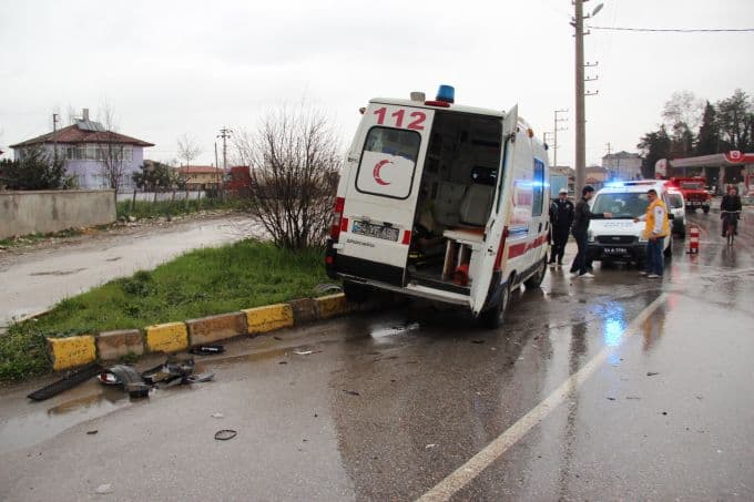 Akyazı'da ambulans kaza yaptı
