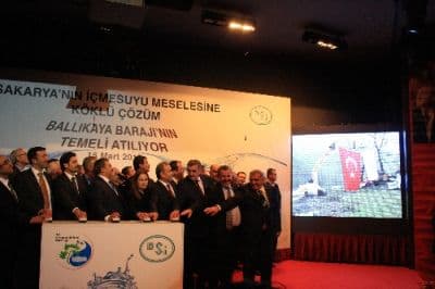 <div><font face="arial, helvetica, sans-serif" size="2">Eroğlu, 18 milyon dekar araziyi modern sulamaya a&ccedil;tıklarını, &uuml;lke genelinde 58 şehre su g&ouml;t&uuml;rd&uuml;klerini dile getirdi. Herbir şehrin su a&ccedil;ısından sigortasının bulunduğunu ifade eden Eroğlu, şunları s&ouml;yledi: &quot;81 şehir i&ccedil;in eylem planı hazırladık. 41 milyon vatandaş şu anda bizim suyumuzu i&ccedil;iyor. 2 fabrikadan biri bizim getirdiğimiz suyla &ccedil;alışıyor. 4 tane ampulden birisi bizim getirdiğimiz enerjiyle aydınlanıyor.&quot;</font></div><div><font face="arial, helvetica, sans-serif" size="2"><br /></font></div><div><font face="arial, helvetica, sans-serif" size="2">Eroğlu, konuşmasının ardından, a&ccedil;ılışları ve temel atma t&ouml;renlerini ger&ccedil;ekleştirdi. Eroğlu, temeli atılan yatırımların belirlenen tarihten daha &ouml;nce bitirilmesi i&ccedil;in ihaleyi alan firmaların yetkililerinden s&ouml;z aldı. Daha sonra Eroğlu ve diğer protokol &uuml;yeleri, canlı yayında Devlet Su İşleri (DSİ) tarafından Sakarya Nehri'nin kolu olan Mudurnu &Ccedil;ayı &uuml;zerinde yaptırılacak Ballıkaya Barajı'nın temelini attı.</font></div><div><font face="arial, helvetica, sans-serif" size="2"><br /></font></div><div><font face="arial, helvetica, sans-serif" size="2" color="#0000ff">Akyazı il&ccedil;esi Beldibi K&ouml;y&uuml; sınırları i&ccedil;erisinde yapılacak olan Ballıkaya Barajı, 71 milyon 618 bin liraya mal olacak. Şehre, yılda 189 milyon metrek&uuml;p i&ccedil;me suyu sağlayacak olan barajdan Sapanca G&ouml;l&uuml;'ne de su aktarılabilecek.</font></div>