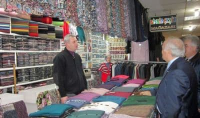 <div><font face="arial, helvetica, sans-serif" size="2">Hazırlanan proje hakkında detaylı bilgiler alan Kutluata, &ccedil;alışmaları takdir ettiğini s&ouml;yledi. Projenin &ouml;nemine dikkat &ccedil;eken Kutluata, &ldquo;Her konuda &nbsp;esnafımız adına bir talep olursa biz her zaman sizin yanınızdayız. MHP olarak bizim olmazsa olmazlarımız arasında esnaf ve sanatkarlar vardır&rdquo; dedi. &Ccedil;arşıyı &Ccedil;avdaroğlu ile birlikte gezen Kutluata, esnafla sohbet ederek yaşadığı sorunları dinledi. Esnafların taleplerini dinleyen Kutluata&rsquo;ya bazı esnaflar, &ldquo;Akşam oldu ama daha siftah bile yapamadık&rdquo; dediler. Bazı esnaflar ise, &ldquo;Sayın vekilim b&ouml;yle giderse Tarihi Kapalı &Ccedil;arşı depo olarak kullanılmaya başlayacak&rdquo; dediler.&nbsp;</font></div><div><font face="arial, helvetica, sans-serif" size="2"><br /></font></div><div><font face="arial, helvetica, sans-serif" size="2">Kuyumcuları da gezen Kutluata, burada bankaların altın alımına değindi. Uygulamanın tamamen yanlış olduğuna vurgu yapan Kutluata, &ldquo;Ge&ccedil;en yıl 23 Milyar lira kar eden bankalar vatandaşın yastık altında bulunan altınına yani yatırımına g&ouml;z dikti. Bu uygulamayla birlikte kuyumculuk sekt&ouml;r&uuml; bankalar karşısında ezilmeye başladı&rdquo; dedi. Kutluata her alanda b&uuml;y&uuml;k sorunlar yaşandığına vurgu yaparak, &ldquo;Ge&ccedil;en yıl Sakarya&rsquo;nın fındıktan 220 milyon dolar zarar edeceğini anlattık. İktidarı uyardık. Bakın o zararın faturası bu esnafa, bu eşrafa ve şu şehre kesildi. Sakarya ekonomisine girecek olan 220 milyon dolar başka yerlere gitti&rdquo; dedi.</font></div><div><font face="arial, helvetica, sans-serif" size="2"><br /></font></div>
