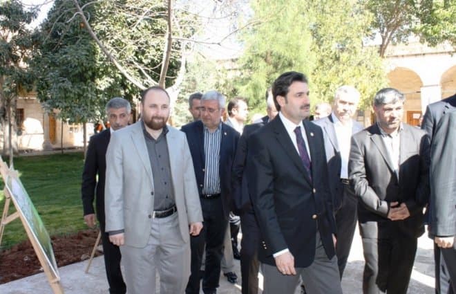 Vekil Üstün mültecilerin kaldığı konteyner kentte